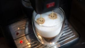 Volautomaat onder 500 euro zet een latte macchiato in een dubbelwandig glas