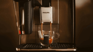 Philips volautomaat zet een dubbele espresso in een glazen kopje